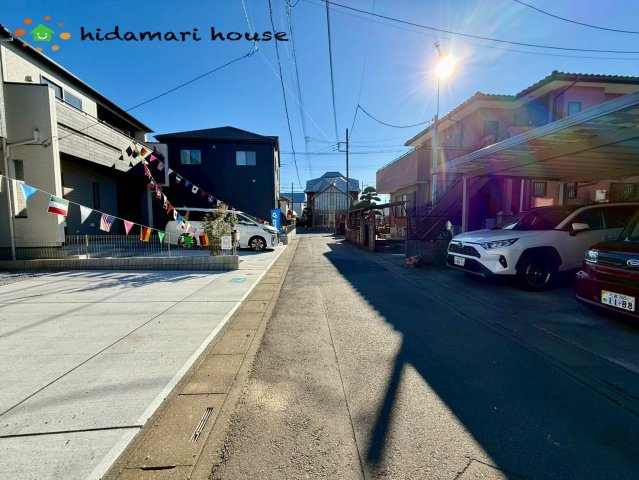 伊奈町中央4丁目　新築戸建　ブルーミング01の前面道路含む現地写真