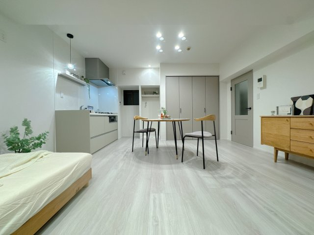 【居間・リビング】 | ダイアパレス薬院☆仲介手数料☆無料☆ | ナチュラルな色調でまとめられた内装は、どんな家具とも相性抜群。自分好みのインテリアで、理想の暮らしをデザインできます。