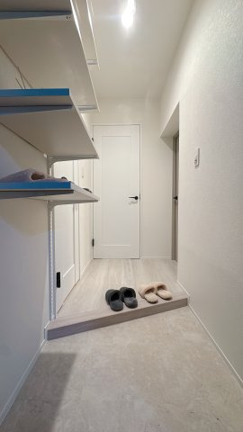 【玄関】 | ダイアパレス薬院☆仲介手数料☆無料☆ | 落ち着いた内装が、住まいの顔としてお客様や家族を優しく迎え入れます。毎日を気持ちよくスタートできる、清潔感のある空間です。