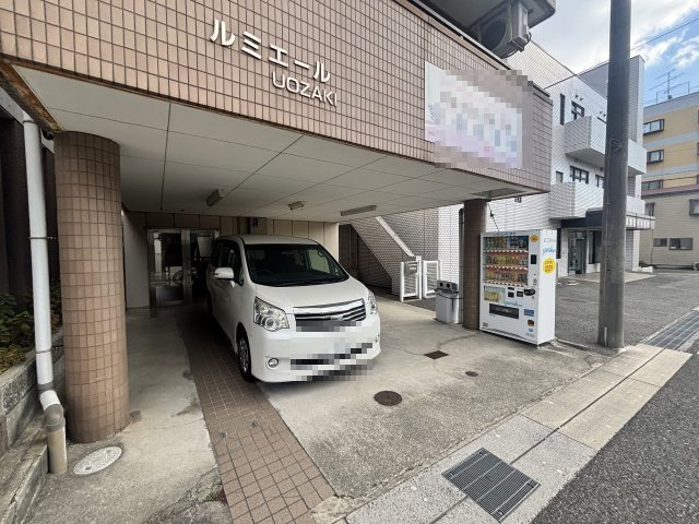 ルミエールＵＯＺＡＫＩの駐車場