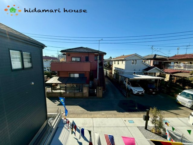 伊奈町中央4丁目　新築戸建　ブルーミング02の前面道路含む現地写真