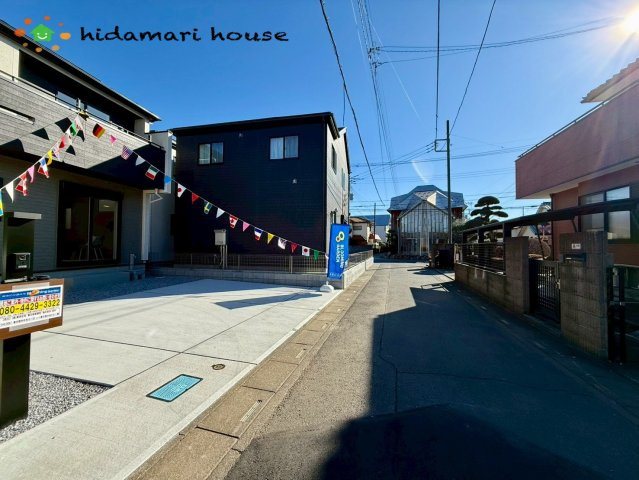 伊奈町中央4丁目　新築戸建　ブルーミング02の前面道路含む現地写真