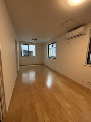 【居間・リビング】 | 杉並区今川中古戸建て | こちらのリビングで趣味の時間をお楽しみください