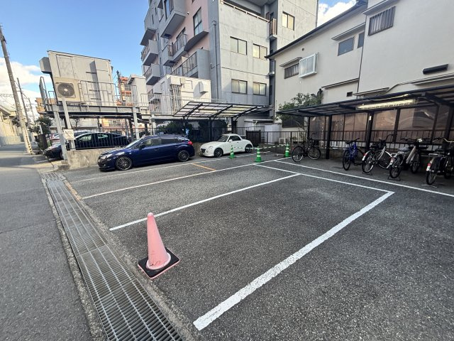 ウィステリア青木の駐車場