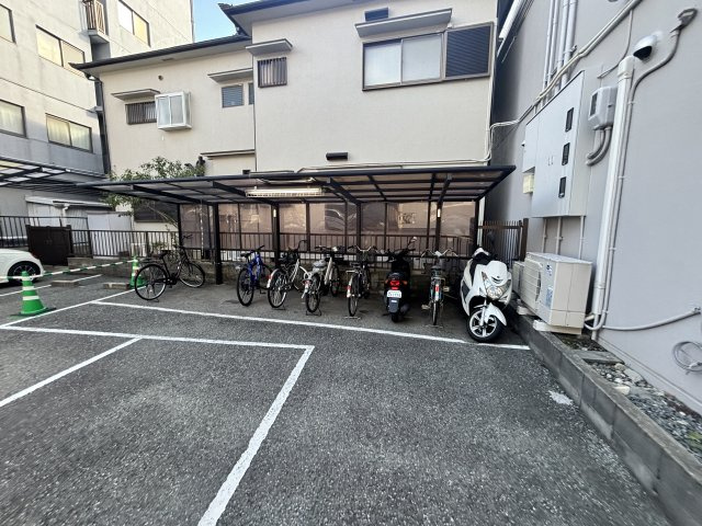 ウィステリア青木の駐車場