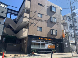 重厚感のあるタイル張りの外観