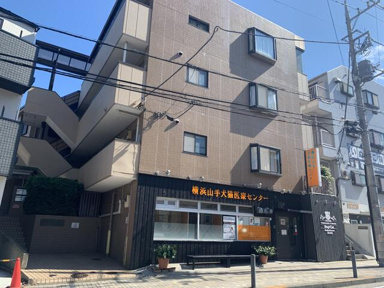 重厚感のあるタイル張りの外観