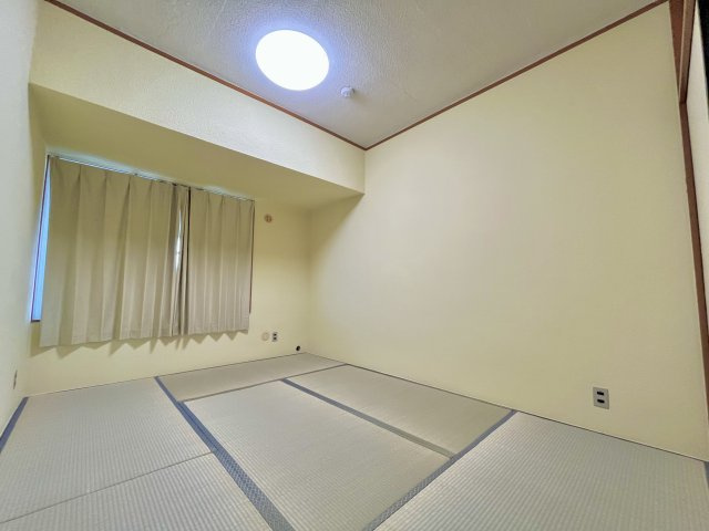 蜆塚コーポ　中央区蜆塚四丁目の和室|和の落ち着きが空間にゆとりを生み、住まいの魅力を高める一室です。

