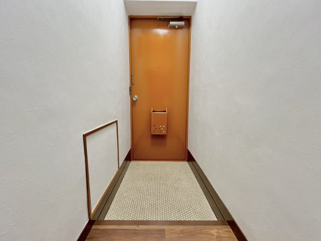 蜆塚コーポ　中央区蜆塚四丁目の玄関|シンプルな玄関は、使う人の工夫で使い勝手を広げられます。