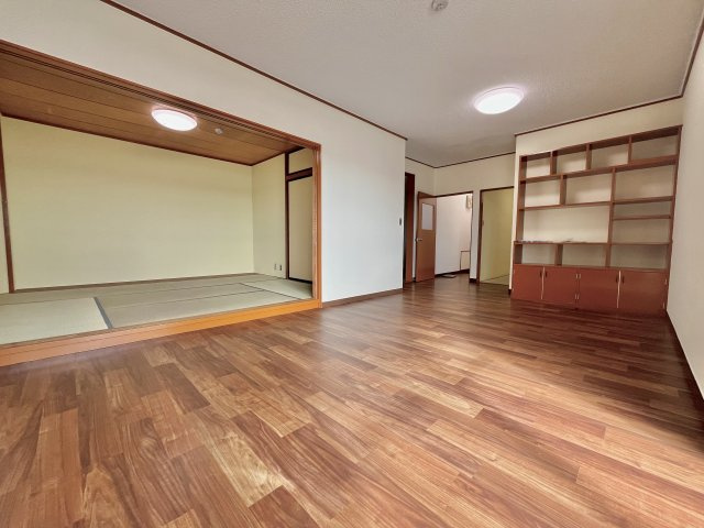 蜆塚コーポ　中央区蜆塚四丁目の居間・リビング|リビングに隣接した和室は、客間・子どもの遊び場・昼寝スペースなど多用途に活躍します。