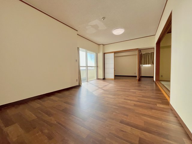 蜆塚コーポ　中央区蜆塚四丁目の居間・リビング|扉を開ければリビングと一体空間にでき、ゆったり広く使えます。