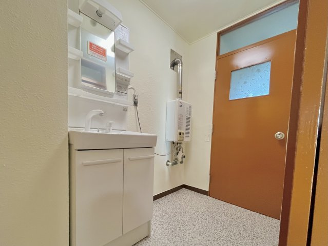 蜆塚コーポ　中央区蜆塚四丁目の洗面所|清潔感があり気持ちよく使える洗面スペースです。