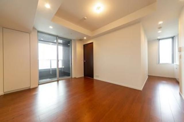 富ヶ谷スプリングスの居間・リビング|■エアコン■24時間換気システム■ダウンライト■２面採光