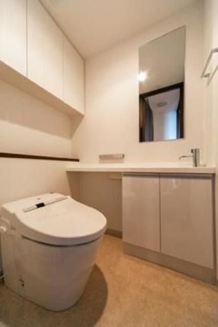 富ヶ谷スプリングスのトイレ|■タンクレス温水洗浄便座■ウォールキャビネット収納付き♪