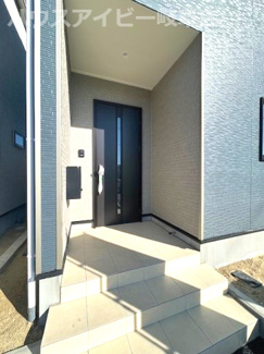 【玄関】 | 羽島市上中町長間新築建売全3棟！住宅ローンの月々のご返済5万円台！お車並列3台可能！ | 羽島市上中町長間新築建売全3棟！住宅ローンの月々のご返済5万円台！お車並列3台可能！