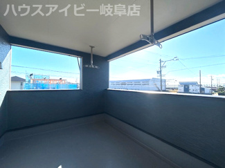 【バルコニー】 | 羽島市上中町長間新築建売全3棟！住宅ローンの月々のご返済5万円台！お車並列3台可能！ | 羽島市上中町長間新築建売全3棟！住宅ローンの月々のご返済5万円台！お車並列3台可能！