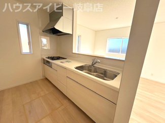【キッチン】 | 羽島市上中町長間新築建売全3棟！住宅ローンの月々のご返済5万円台！お車並列3台可能！ | 羽島市上中町長間新築建売全3棟！住宅ローンの月々のご返済5万円台！お車並列3台可能！