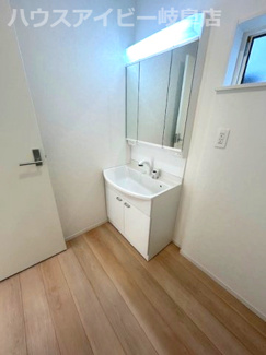 【独立洗面台】 | 羽島市上中町長間新築建売全3棟！住宅ローンの月々のご返済5万円台！お車並列3台可能！ | 羽島市上中町長間新築建売全3棟！住宅ローンの月々のご返済5万円台！お車並列3台可能！