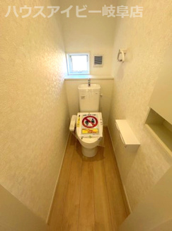 【トイレ】 | 羽島市上中町長間新築建売全3棟！住宅ローンの月々のご返済5万円台！お車並列3台可能！ | 羽島市上中町長間新築建売全3棟！住宅ローンの月々のご返済5万円台！お車並列3台可能！