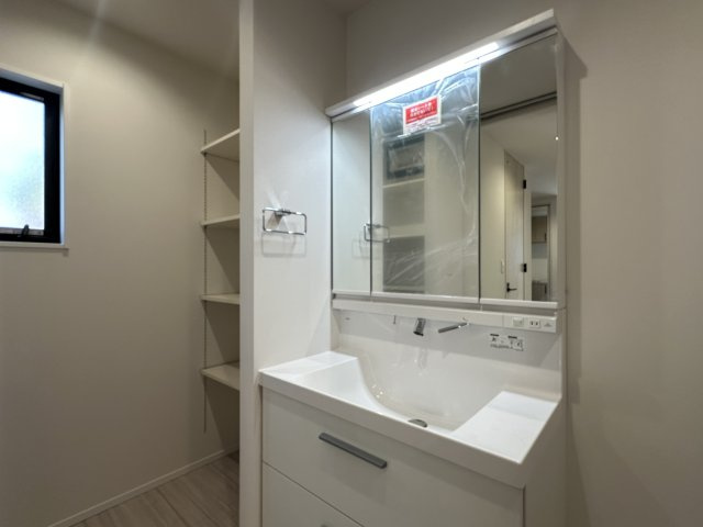 明石市松が丘1丁目新築戸建1号棟の独立洗面台