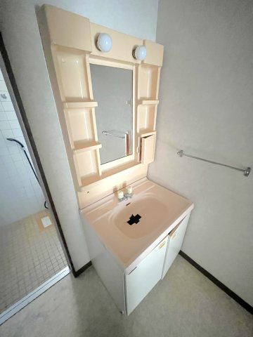 浜角戸建て(メゾネット)の独立洗面台