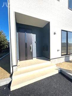 【玄関】 | 羽島市上中町長間新築建売全3棟！住宅ローンの月々のご返済5万円台！お車並列3台可能！ | 羽島市上中町長間新築建売全3棟！住宅ローンの月々のご返済5万円台！お車並列3台可能！