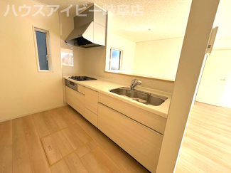 【キッチン】 | 羽島市上中町長間新築建売全3棟！住宅ローンの月々のご返済5万円台！お車並列3台可能！ | 羽島市上中町長間新築建売全3棟！住宅ローンの月々のご返済5万円台！お車並列3台可能！