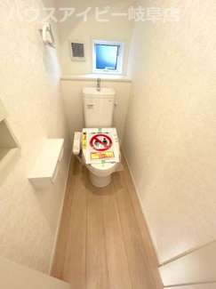 【トイレ】 | 羽島市上中町長間新築建売全3棟！住宅ローンの月々のご返済5万円台！お車並列3台可能！ | 羽島市上中町長間新築建売全3棟！住宅ローンの月々のご返済5万円台！お車並列3台可能！