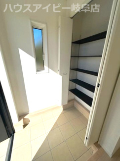 【玄関】 | 羽島市上中町長間新築建売全3棟！住宅ローンの月々のご返済5万円台！お車並列3台可能！ | 羽島市上中町長間新築建売全3棟！住宅ローンの月々のご返済5万円台！お車並列3台可能！