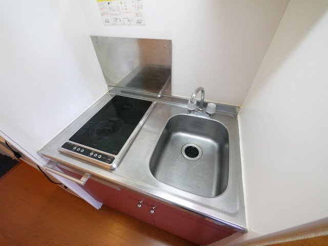 レオパレスインフォレスタⅡのキッチン|コンパクトなキッチンで掃除もラクラク