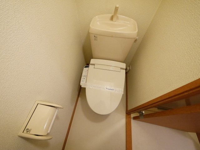 レオパレスインフォレスタⅡのトイレ|落ち着いた色調のトイレです