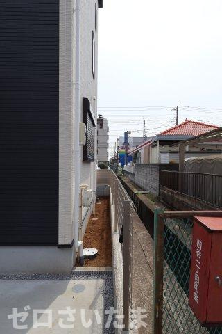 《仲介手数料無料》桜区田島１丁目4-1新築一戸建てケイアイグレースの外観|右側隣地との境界