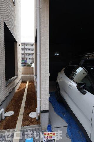 《仲介手数料無料》桜区田島１丁目4-1新築一戸建てケイアイグレースの外観|右側隣地との境界