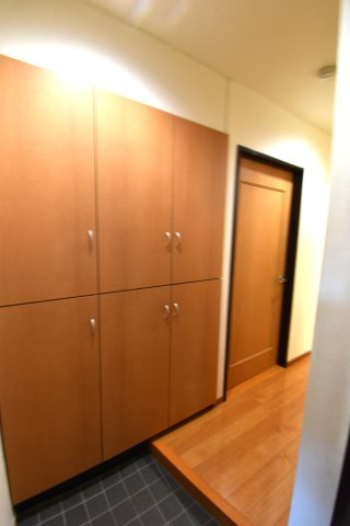 ひたちなか市西大島１丁目の中古マンションの玄関|毎日の出入りが容易な玄関です。シューズクロークがあり、たくさんの靴を収納できます。