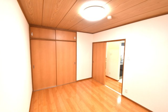 ひたちなか市西大島１丁目の中古マンションの洋室|頼もしい収納力で、バッグや帽子もまとめてしまってお部屋はスッキリと！自分時間を楽しめるお気に入りの場所が作れそう♪