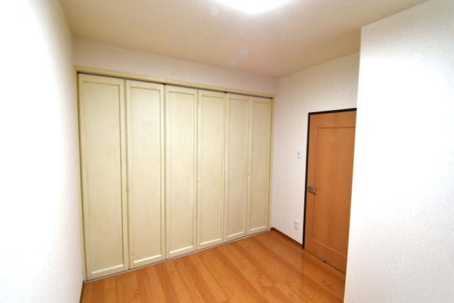 ひたちなか市西大島１丁目の中古マンションの洋室|衣装持ちのお客様にはピッタリ。大きなクローゼットです。全面が見えるので、お出掛け前でも慌てません！