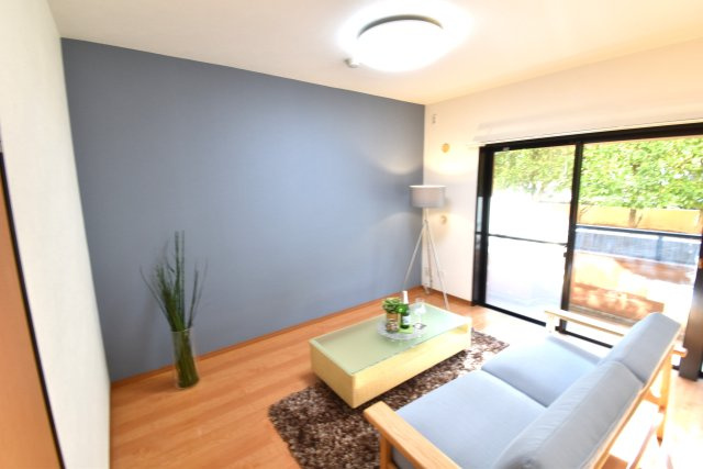 ひたちなか市西大島１丁目の中古マンションの居間・リビング|対面式システムキッチンは料理中や後片づけの間も会話が楽しめ、家族に一体感が生まれます。十分な広さのキッチンなので、ご夫婦やお子さま、ご友人とで作業を分担したい時にも便利です！
