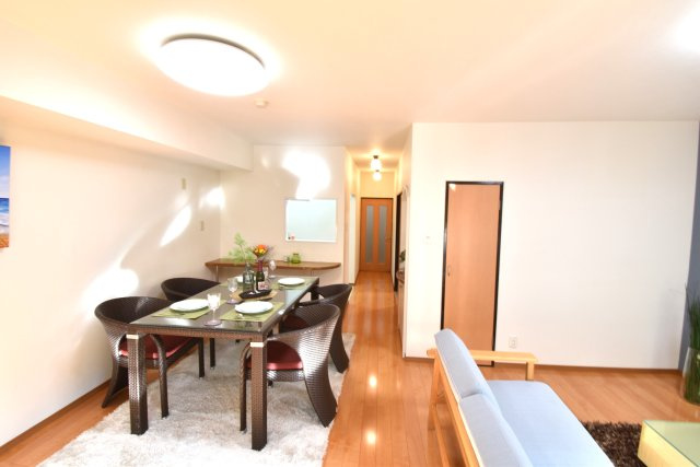 ひたちなか市西大島１丁目の中古マンションの居間・リビング|対面式システムキッチンは料理中や後片づけの間も会話が楽しめ、家族に一体感が生まれます。十分な広さのキッチンなので、ご夫婦やお子さま、ご友人とで作業を分担したい時にも便利です！