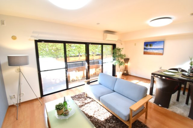 ひたちなか市西大島１丁目の中古マンションの居間・リビング|インテリアショップで見掛けた「あの家具や雑貨」も映えるかも！お気に入りの空間が寛ぎの時間を生み出します。
