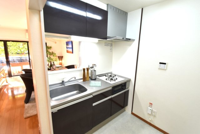 ひたちなか市西大島１丁目の中古マンションのキッチン|キッチンも機能性に優れます。収納充実・２口コンロです。