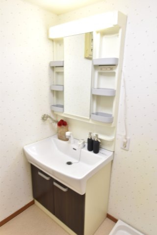 ひたちなか市西大島１丁目の中古マンションの独立洗面台|見た目の美しさだけではなく、機能性も追求した使い勝手の良い独立洗面化粧台。
身だしなみチェックや歯磨きなど、朝の慌ただしい時間でも余裕を感じて頂けます。