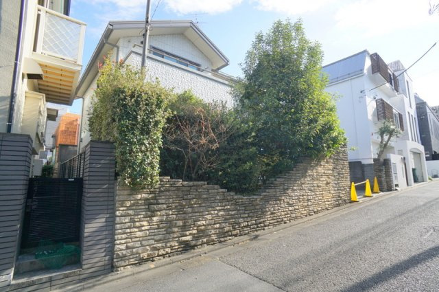 神宮前５　土地の外観|東京メトロ副都心線、千代田線「明治神宮前」駅徒歩8分
東京メトロ半蔵門線、銀座線、千代田線「表参道」駅徒歩10分
JR山手線「原宿」駅徒歩12分