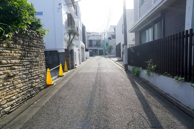 神宮前５　土地の前面道路含む現地写真|南西側　私道　幅員約3.8m　接道約12.0m
