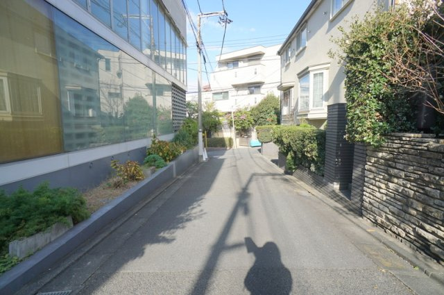 神宮前５　土地の前面道路含む現地写真|南西側　私道　幅員約3.8m　接道約12.0m
