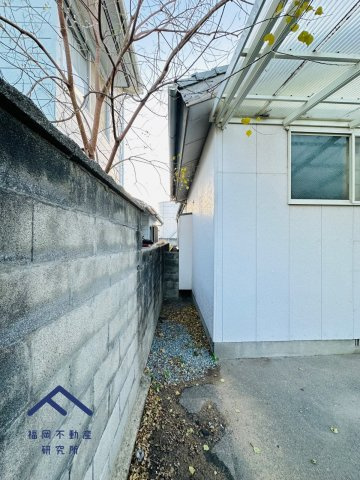 東区西戸崎３丁目　戸建ての前面道路含む現地写真