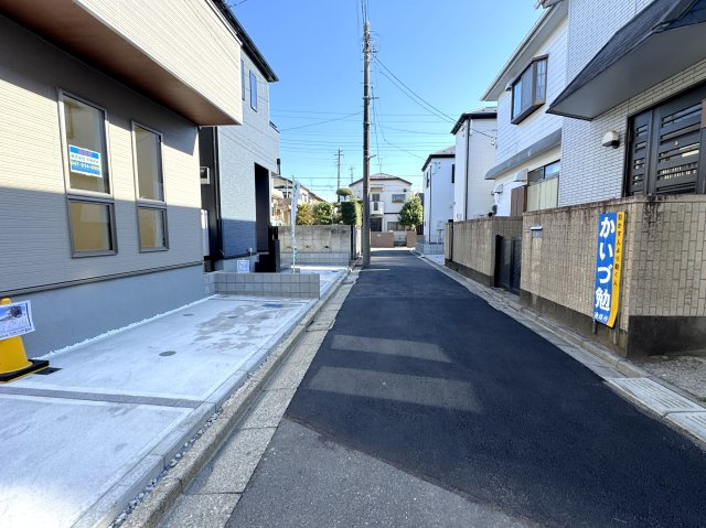 市川市菅野６丁目新築戸建【菅野小学校：5分】の前面道路含む現地写真|南側前面道路