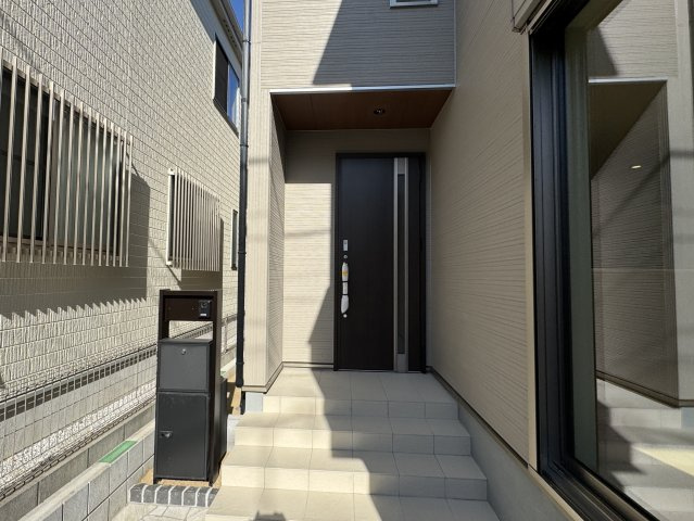 市川市菅野６丁目新築戸建【菅野小学校：5分】のエントランス|エントランス・玄関ポーチ