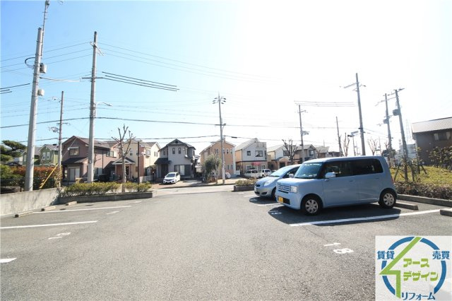 プラザハイツ二ツ屋F棟の駐車場