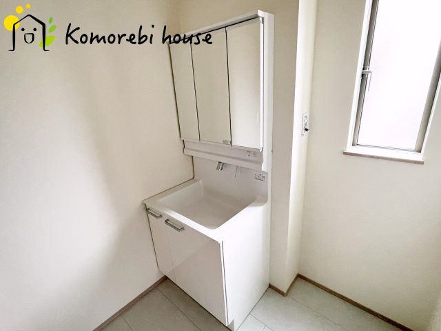 さいたま市見沼区東大宮6丁目48番　新築一戸建て　ハートフルタウン　Aの独立洗面台|朝の身支度には欠かせない独立洗面化粧台