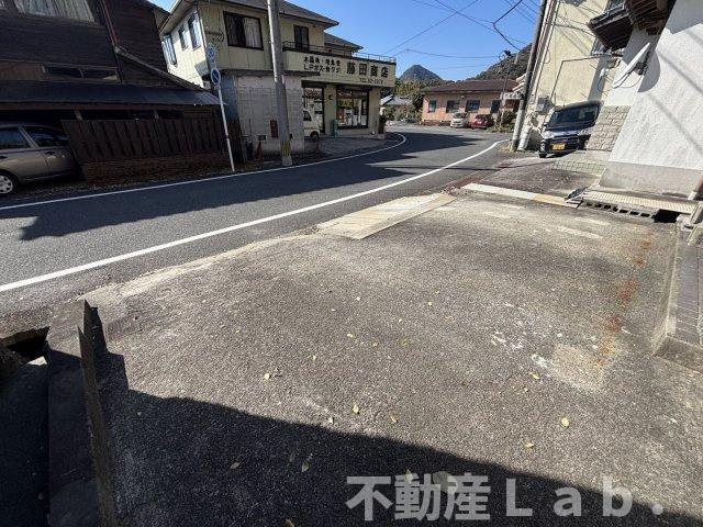 波多貸家の駐車場